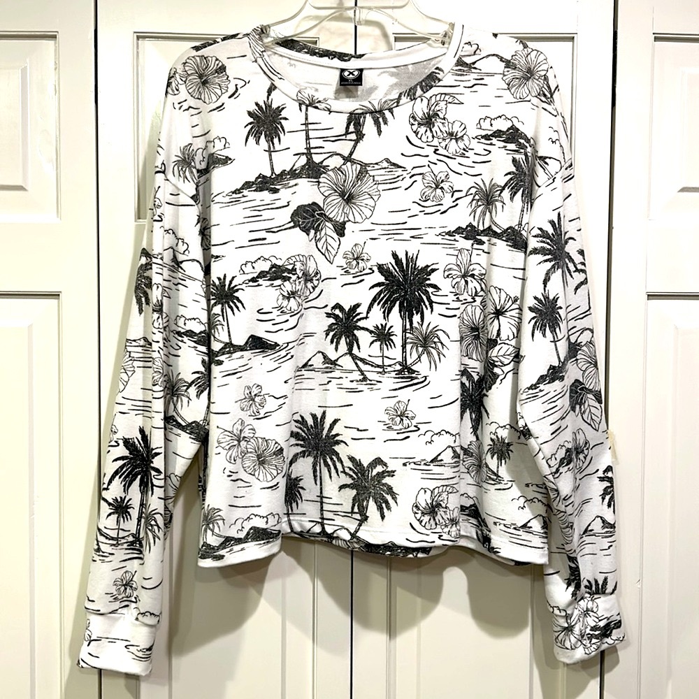 White and Black Island Theme Long Sleeve Women’s XL Xersion